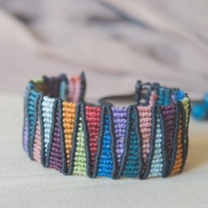 Brazalete multicolor de macrame