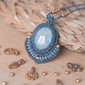 Colgante Luna con piedra Luna azules Aisha Creations Macrame 0