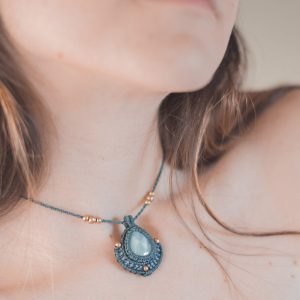 Colgante con piedra Luna azul