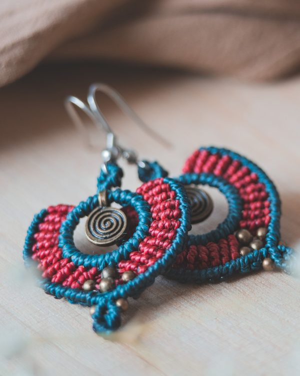 Pendientes tribales rojos de macrame Aisha Creations - Imagen 2